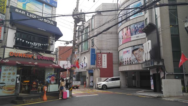 청담 K-STAR 거리 인근에 위치한 JYP 본사. 본사 맞은 편 커피숍은 외국인 팬들의 ‘성지’다.
