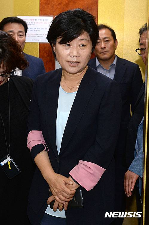 【서울=뉴시스】전신 기자 = '가족 보좌진 채용' 논란을 일으킨 더불어민주당 서영교 의원이 소명을 위해 30일 서울 여의도 당사에서 열린 당무감사원 회의에 출석하고 있다. 2016.06.30   photo@newsis.com