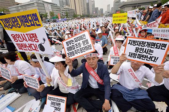 ⓒ시사IN 이명익 : 6월11일 서울 광화문광장에서 열린 ‘지방자치 수호를 위한 시민문화제’에는 6개 지자체 시민 등 2만명이 모였다.