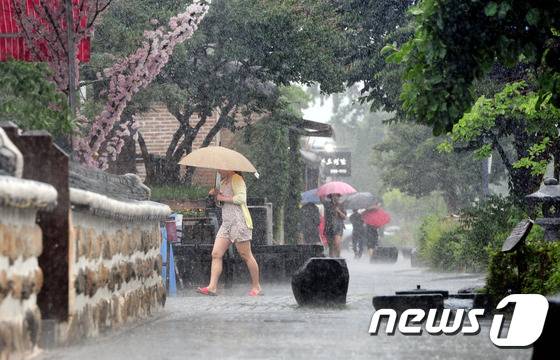 장맛비가 내린 1일 전북 전주시 한옥마을을 찾은 사람들이 우산을 쓰고 바쁘게 발걸음을 옮기고 있다. 기상청은 장마전선의 영향으로 주말까지 전북지역 대부분에 장맛비가 내릴 것 으로 예상했다. /뉴스1 DB