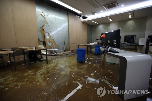 하마터면 큰일날뻔     (서울=연합뉴스) 신준희 기자 = 1일 오후 장맛비에 침수된 서울 연세대학교 중앙도서관 내 물이 새어나온 부분에 유리파편들이 흩어져 있다. ama@yna.co.kr