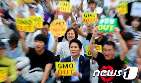 2일 오후 전북 혁신도시 내 농촌진흥청 정문앞에서 열린 '농진청 유전자조작작물 개발반대 전국행동의 날' 중 참석자들이 'GMO OUT'을 외치고 있다.2016.7.2/뉴스1 © News1 문요한 기자