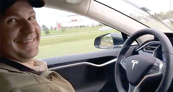 숨진 브라운이 자율주행 중인 테슬라 차 안에서 찍은 사진. [유튜브 캡처]