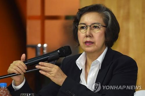 미얀마 인권실태 조사를 마치고 기자회견 하는 이양희 유엔 미얀마 인권 특별보고관. 그는 미얀마 정부가 불교도들의 이슬람 사원 습격 등 사건을 철저하게 조사해야 한다고 촉구했다[AFP=연합뉴스]