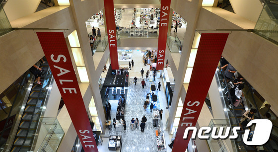 여름 정기 세일 기간 서울 시내 한 백화점이 비교적 한산한 표정이다. 2016.7.3/뉴스1 © News1 구윤성 기자