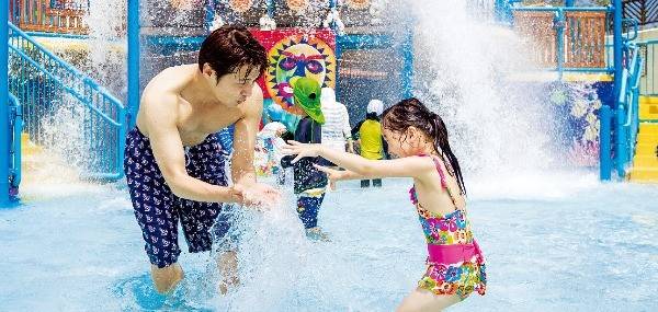 설악 워터피아에서 물놀이를 즐기고 있는 가족여행객