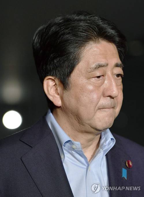 비통한 표정의 아베 총리      (도쿄 교도=연합뉴스) 아베 신조(安倍晋三) 일본 총리가 2일 저녁 도쿄 총리 관저에서 기자들에게 방글라데시 테러 관련 자국민 피해에 대해 언급하며 비통한 표정을 짓고 있다. 2016.7.3     jhcho@yna.co.kr