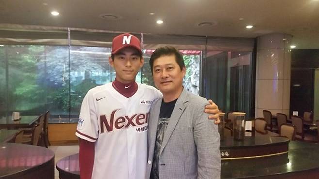 ▲ 넥센 신인 지명 1차 선수 이정후(왼쪽)와 아버지 이종범 ⓒ넥센 히어로즈