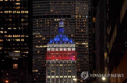 지난 2일 뉴욕 시의 한 빌딩에 독립기념일 맞이 조명이 켜진 모습 (AFP=연합뉴스 자료사진)