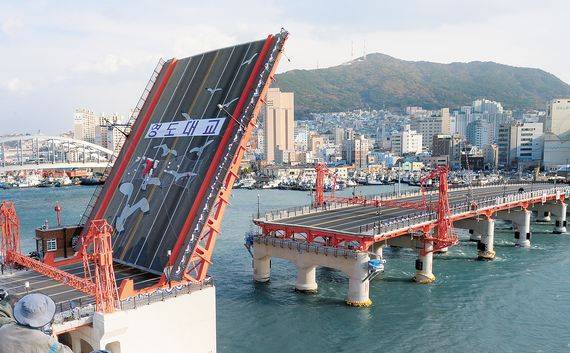 영도대교의 도개 장면. 매일 오후 2시부터 15분간 다리를 들어 올린다.[사진 부산광광공사, 김경록 기자]