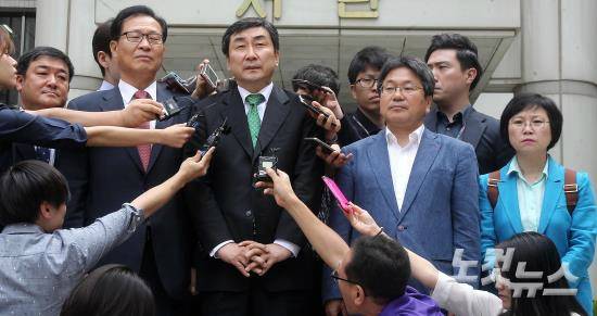 2012년 대선을 앞두고 발생한 이른바 '국가정보원 여직원 감금 사건'으로 기소된 더불어민주당 이종걸 의원(왼쪽 세번째)이 6일 오전 서울 서초동 중앙지법에서 선고 공판을 마친 뒤 입장을 밝히고 있다. 왼쪽부터 문병호 전 의원, 이종걸 의원, 강기정 전 의원, 김현 전 의원. (사진=박종민 기자)