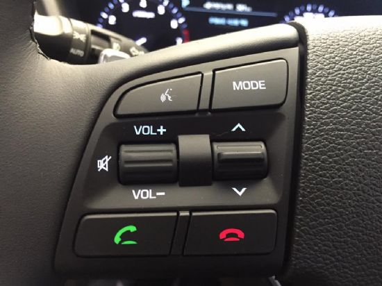 G80 스티어링 휠 왼쪽 버튼을 통해 애플 카플레이를 음성으로 실행하거나 소리조절, 음악 재생을 시킬 수 있다. (사진=지디넷코리아)