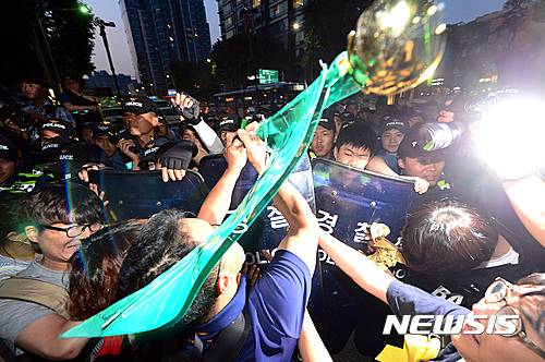【서울=뉴시스】임태훈 기자 = '7.7 경찰폭력 규탄의 날' 집회에 참가한 유성기업범시민대책위원회, 416연대, 백남기대책위원회 회원들이 7일 오후 서울 서대문구 미근동 경찰청 앞에서 강신명 경찰청장과의 면담을 요구하다 가로막히자 경찰과 충돌하고 있다.   참가자들은 경찰이 세월호 가족들이 정부종합청사에 달아놓은 노란리본을 강탈하고, 농성장에 필요한 은박지 롤을 가져가는 등 시민들의 기본권인 집회시위의 자유를 심각하게 침해하고 있다고 주장했다. 2016.07.07.   taehoonlim@newsis.com