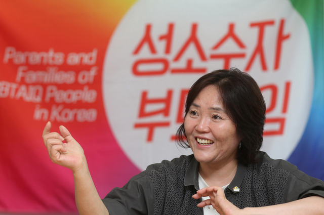 “엄마의 시선, 엄마의 목소리… 그 마음만으로 족하다면 언제라도 나설 수 있습니다.” 지난달 11일 서울시청 앞 광장의 퀴어문화축제에서 있었던 ‘성소수자 부모모임’의 프리허그 동영상 주인공 ‘뽀미’씨는 조심스레 인터뷰를 요청하는 이메일을 보낸 지 한 시간도 안 돼 흔쾌히 응했다. 강재훈 선임기자 khan@hani.co.kr