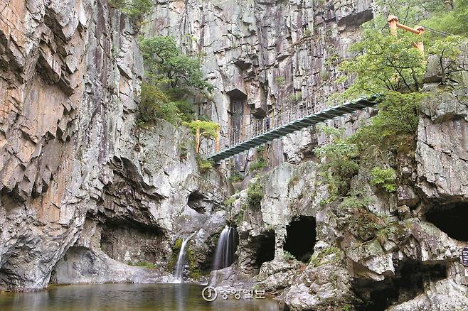 폭포와 동굴, 구름다리가 어우러진 관음폭포. 내연산 12폭포 중 6번째 폭포다. 김포~포항 비행편을 이용하면 내연산을 하루 만에 여유롭게 다녀올 수 있다.