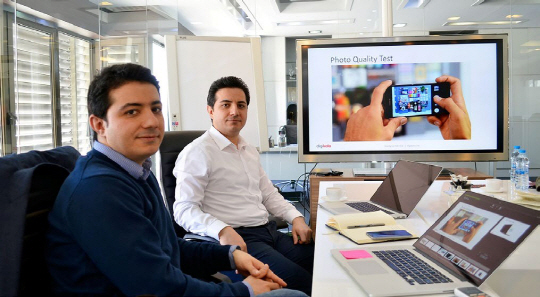 성공적인 이란 스타트업 디기칼라를 공동 설립한 쌍둥이 형제 하미드와 사이드 모하마디.