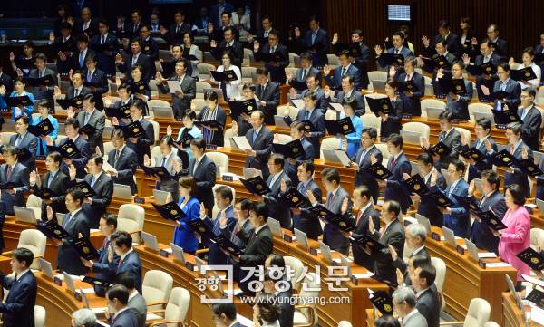 20대 국회 개원식에서 의원들이 선서를 하고 있다./권호욱 기자