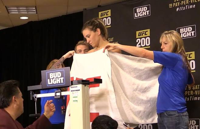 ▲ UFC 200 메인이벤터 미샤 테이트가 겨우 계체를 통과했다. ⓒMMA Fighting 영상 캡처