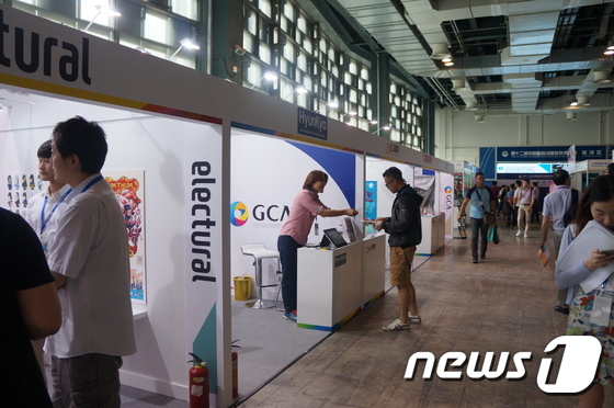 경기콘텐츠진흥원의 지원을 받은 콘텐츠 기업 8개사가 7~8일 중국 상하이에서 열린 ‘CCG EXPO 2016’에 참가해 880만달러의 계약 실적을 올렸다.(경기콘텐츠진흥원 제공) © News1 진현권 기자