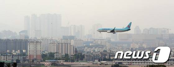 대구 동구 지저동에 위치한 대구공항 위로 민항기 1대가 착륙을 위해 고도를 낮추고 있다. 국방부 평가위원회가 18일 대구시의 군공항 이전 건의서에 대해 '적정' 판정을 내려 대구공항.K2 통합이전 사업이 속도를 낼 것으로 보인다./2016.7.11/뉴스1 © News1 이종현 기자