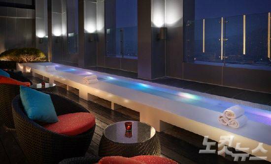 호텔 루프탑 바에서는 야경을 보며 풋스파가 가능하다. 롯데호텔 L7 명동 루프탑 바에서는 낭만적인 밤 공기를 즐길 수 있다. (사진=땡처리닷컴 제공)