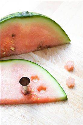 5. 수박, 키위, 레몬 껍질은 모양틀로 찍어 모양을 내거나 한 입 크기로 썬다.