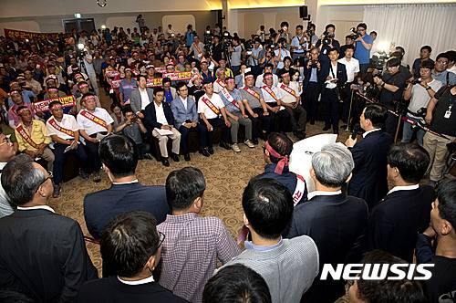 【서울=뉴시스】배훈식 기자 = 한민구 국방부 장관이 13일 오후 서울 용산구 국방컨벤션에서 고고도미사일방어체계 사드(THAAD) 배치가 확정된 경북 성주 군민들과 만나 질문에 답하고 있다. 2016.07.13.    dahora83@newsis.com