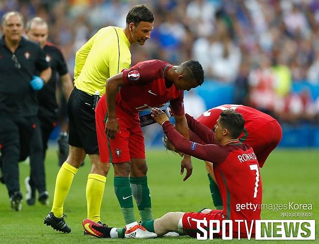 ▲ 프랑스와 결승전 당시 나니에게 주장 완장을 건네는 호날두