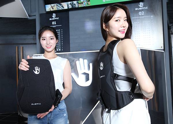 서브팩을 착용한 미스코리아 김정진(좌), 김예린(우).