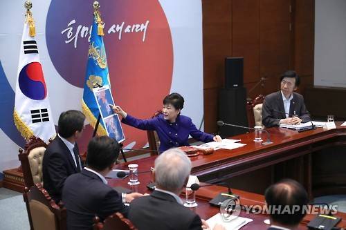 박 대통령, 국가안전보장회의 주재     (서울=연합뉴스) 백승렬 기자 = 박근혜 대통령이 14일 오전 청와대에서 열린 고고도미사일방어체계(사드·THAAD) 주한미군 배치 결정과 관련해 국가안전보장회의(NSC)를 주재하고 있다.［청와대 제공=연합뉴스］