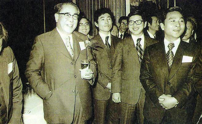 1980년 강원도민회 정기총회에 참석한 최규하 대통령(사진 왼쪽)과 김문기씨. 김문기 자서전, <상지정신>