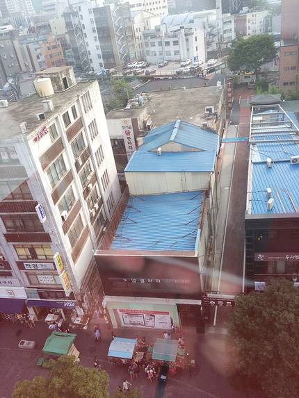 2014년 8월, 21년 만에 총장으로 상지대에 돌아와 자신을 반대하는 교직원과 학생들을 파면·해임·무기정학으로 학교에서 내몰던 상지대 전 총장 김문기씨가 이번에는 자신이 소유한 건물을 리모델링한다는 이유로 세입자들마저 내쫓고 있다. 파란색 지붕이 문제가 되고 있는 서울 종로구 인사동 133번 일대 건물.  글·사진 오승훈 기자 vino@hani.co.kr