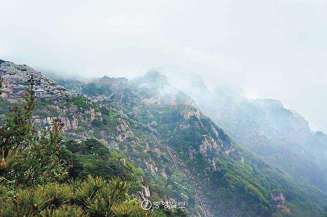 타이산 닌텐먼에서 바라본 정상 위황딩. 비구름에 가려있다.