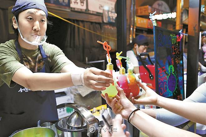 야시장 인기 먹거리인 전구소다.