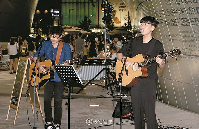 버스킹 공연이 열리고 있는 DDP 8거리 광장.