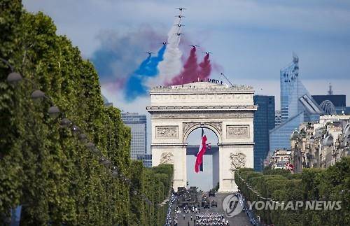 (EPA=연합뉴스)개선문 주면 기념일 행사