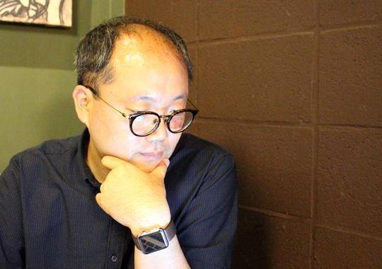 데이터 분석 전문가인 한운희 연합뉴스 미디어랩 기자. 그는 인터뷰 중 수시로 각종 데이터와 외신 자료를 예로 설명했다. /신성헌 기자