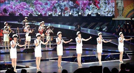 모란봉악단은 지난해 10월 조선노동당 창건 70주년을 기념해  공훈국가합창단과 청봉악단과의 합동공연을 펼쳤다. ⓒ연합뉴스