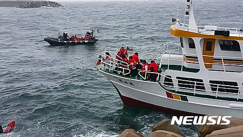 (【속초뉴시스】김경목 기자 = 16일 오후 3시35분께 강원 속초시 앞바다에서 유람선 1척이 기관고장으로 파도에 떠밀려 방파제 앞에서 좌초된 가운데 승객 18명이 구명조끼를 입고 바다에 뛰어내릴 준비를 하고 있고, 해양경찰은 바다에 뛰어내린 승객들을 보트에 태워 육지로 이동하고 있다. 2016.07.16. (사진=속초소방서 제공) photo@newsis.com