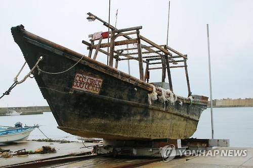 일본 이시카와(石川)현의 노토(能登) 반도에서 발견된 국적 불명의 표류 선박이다. 조업을 위해 출항한 북한 어선으로 추정된다는 견해가 제기됐다. [교도=연합뉴스 자료사진]