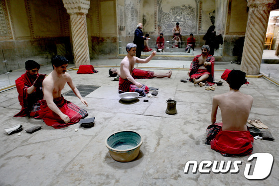 함만에 밀랍인형으로 전시된 당대의 목욕탕 모습. 때도 밀고 사우나를 즐기는 모습이 지금과 별로 다르지 않다. © News1 이상문 기자