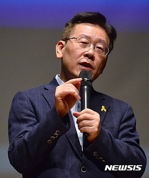 【서울=뉴시스】김선웅 기자 = 이재명 성남시장이 14일 오후 서울 중구 서울시청에서 열린 '대청마루 청년소환'에 참석해 청년들을 대상으로 강연하고 있다.    서울시가 지난 2월 출범시킨 '대청마루'는 대한민국 청년을 위한 범사회적 논의기구로 이재명 성남시장은 '대청마루 청년소환'의 첫번째 오피니언 리더로 참석해 청년문제를 비롯한 현재 직면한 사회문제들에 대한 견해를 듣고 함께 고민하는 시간을 갖는다. 2016.07.14.   mangusta@newsis.com