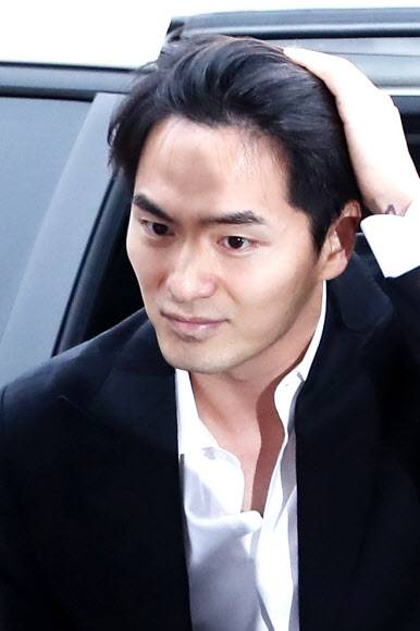 ‘성폭행 피소’ 배우 이진욱, 머리 쓸어넘기며 경찰 출석 - 성폭행 혐의로 피소된 배우 이진욱씨가 17일 오후 피의자 신분으로 조사를 받기 위해 서울 수서경찰서로 들어서고 있다. 이씨는 취재진을 향해 “제 얼굴이 알려졌다는 이유만으로 상대방이 무고하는 것을 정말 쉽게 생각하는 것 같은데, 무고는 큰 죄”라면서 “경찰 조사를 열심히 받고 나오겠다”고 짧게 말한 뒤 경찰서 건물로 들어갔다. 연합뉴스