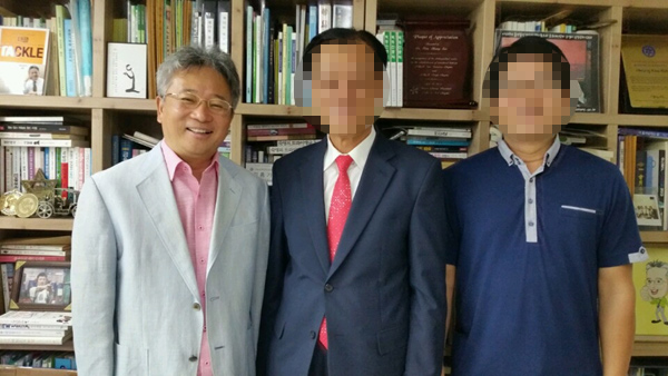 지난해 9월 김흥기씨(왼쪽)가 서울 강남 개인연구실에서 국정홍보 월간지 사장과 편집국장을 만나 기념촬영을 하고 있다. 당시 김씨는 청와대 안봉근 국정홍보비서관과의 친분을 과시하며 두 사람을 상대로 다앙한 사업 구상을 제시했다. /제보 사진