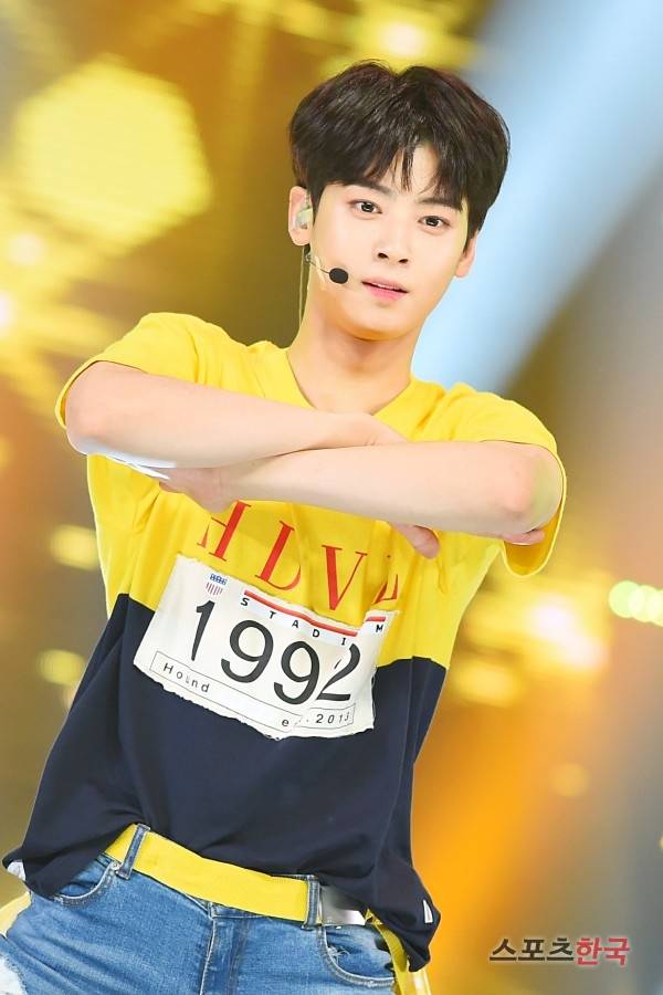 '더쇼' 무대에 오르고 있는 아스트로(차은우 문빈 MJ 진진 라키 윤산하) 차은우. 사진=이규연 기자 fit@hankooki.com