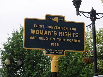 뉴욕 세네카폴스 인근 27,600 m²가 1980년 미국여성인권역사국립공원으로 지정됐다. 그 부지 내에 1848년 대회가 열렸던 웨슬리언교회와 스탠턴의 집 등이 몰려 있다. 주 교육당국이 세워둔 표지판.  newyorkhistoryblog.org/