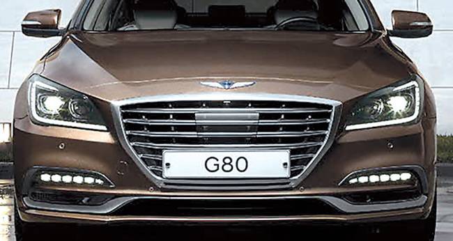 전 모델인 DH에 비해 볼륨감을 살린 G80의 크레스트 그릴(위)과 내부 모습.