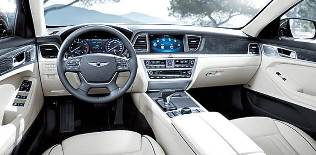 전 모델인 DH에 비해 볼륨감을 살린 G80의 크레스트 그릴(위)과 내부 모습.