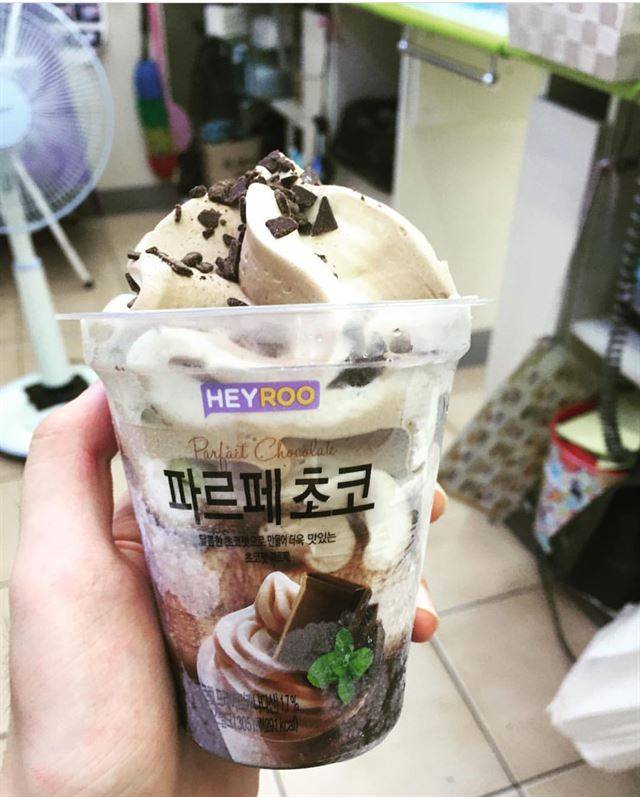 폐지 줍는 할머니가 나 친절하다고 사쥬셔따 엉엉 안 주셔도 되는데 진짜ㅠㅠㅠㅠㅠ 잘 먹겠습니다.  #초코파르페 #먹부림 #잘먹겠습니다  (95101****)