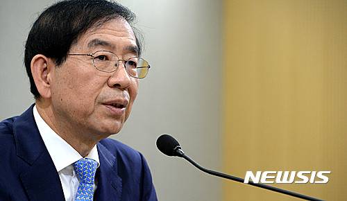 【서울=뉴시스】박주성 기자 = 박원순 서울시장이 5일 오전 서울시청 브리핑룸에서 열린 민선 6기 2년 기자간담회에서 취재진의 질문에 답하고 있다. 2016.07.05.   park7691@newsis.com